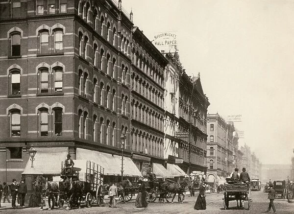 Busy street in downtown Chicago, 1890s