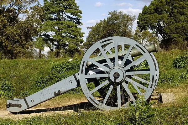 EVRV2D-00175. Revolutionary War cannon atop a redoubt at Yorktown battlefield, Virginia.