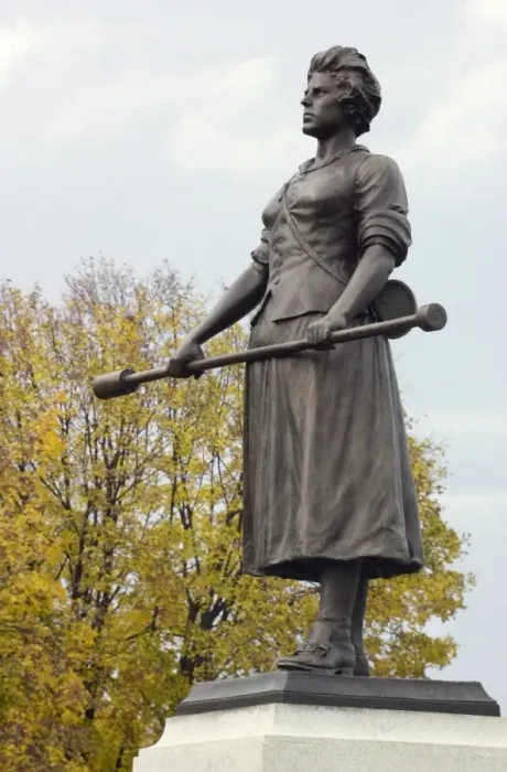 Framed Print : Molly Pitcher statue marking the grave of Mary McCauley in Carlisle