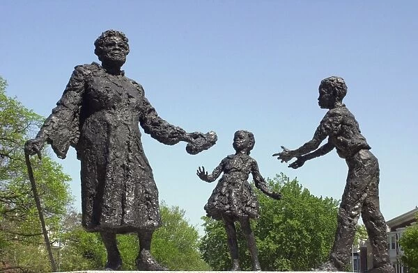 PBLA2D-00001. Statue of Mary McLeod Bethune and African-American children