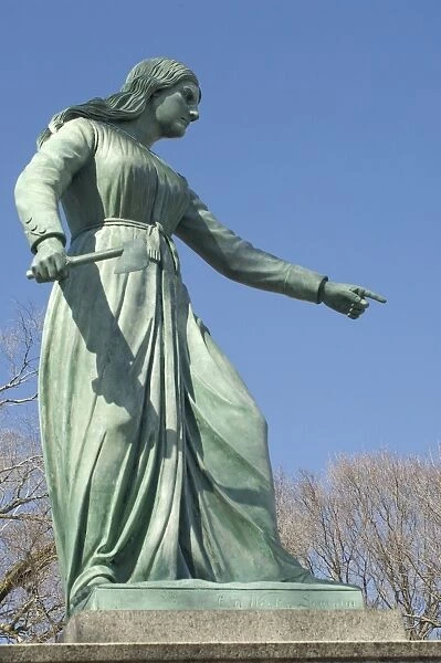 PUSA2D-00017. Hannah Duston statue in Haverhill, Massachusetts.. Digital photograph