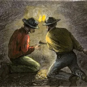 Mineros de carbón cargando una carga explosiva en un túnel. Mineros de carbón cargando una carga explosiva en un túnel.