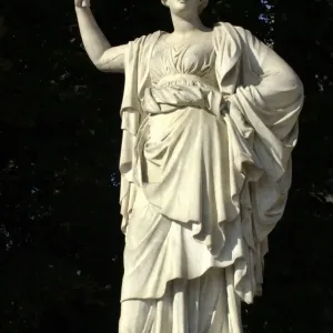 Estatua de la diosa Atenea en un jardín del Palacio de Versalles. Estatua de la diosa Atenea en un jardín del Palacio de Versalles.