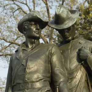 Statue of soldiers on the Confederate Memorial Statue of soldiers on the Confederate Memorial