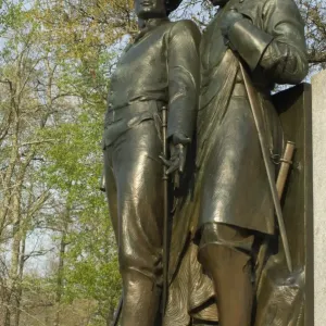 Statue of soldiers on the Confederate Memorial Statue of soldiers on the Confederate Memorial