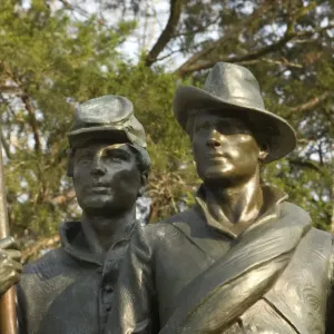 Statue of soldiers on the Confederate Memorial Statue of soldiers on the Confederate Memorial
