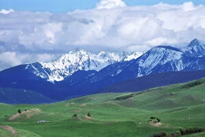 Rocky Mountains Collection: Bozeman Trail over the Bridger Mountains, Montana