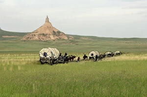 Covered Wagon Gallery: Oregon Trail pioneers passing Chimney Rock