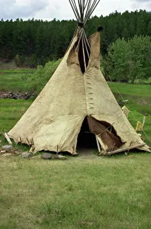 Lakota Sioux Gallery: Sioux tepee of buffalo-hide